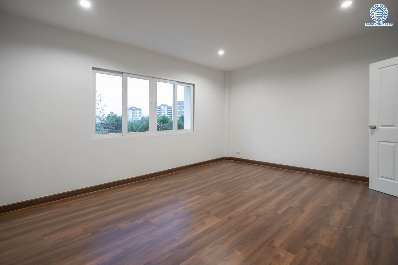 บ้านมือสองตกแต่งใหม่ โครงการ คาซ่าแกรนด์ รัตนาธิเบศร์-ราชพฤกษ์ บ้านเดี่ยวจากแบรนด์ Q.House เนื้อที่ 70 ตร.ว. ฟังก์ชัน 3 ห้องนอน 4 ห้องน้ำ 1 ห้องแม่บ้าน จอดรถได้ถึง 2 คัน พร้อม Facilities ครบครัน บนทำเลเดินทางสะดวก ติดถนนราชพฤกษ์ ใกล้เซ็นทรัลเวสต์เกต และรถไฟฟ้าสายสีม่วง "สถานีบางรักใหญ่"